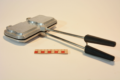 878215 Afbeelding van een dubbel tosti-ijzer voor op het gasfornuis, uit de objectencollectie van het Nederlands ...